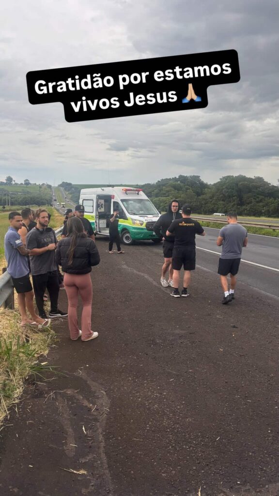 Latino relata susto após acidente com ônibus de turnê em rodovia de SP; veja 2 Integrantes da equipe do cantor Latino aguardam atendimento na Rodovia Washington Luís após acidente com ônibus de turnê no interior de São Paulo