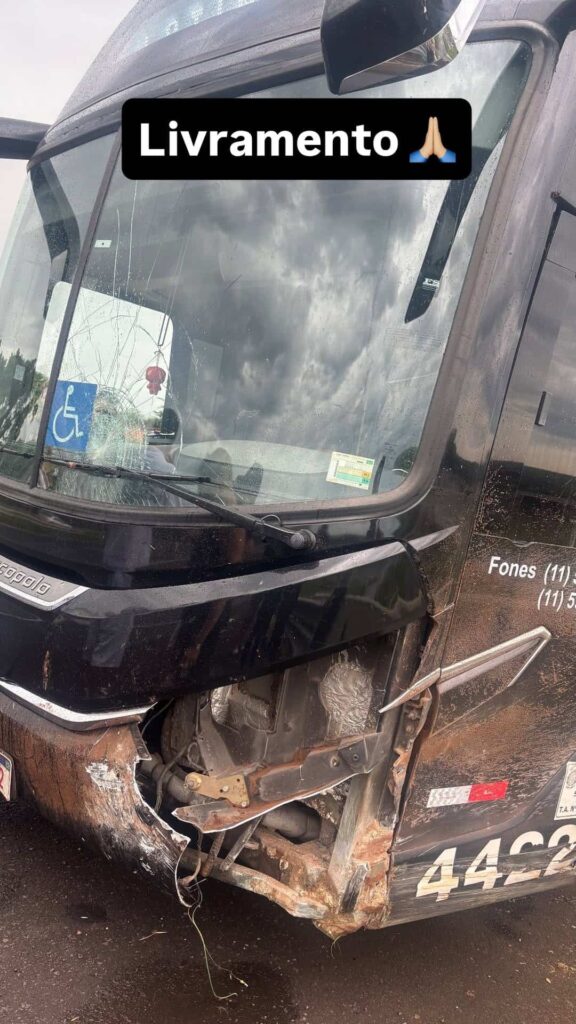 Latino relata susto após acidente com ônibus de turnê em rodovia de SP; veja 1 Frente do ônibus da equipe do cantor Latino aparece danificada após acidente na Rodovia Washington Luís, no interior de São Paulo