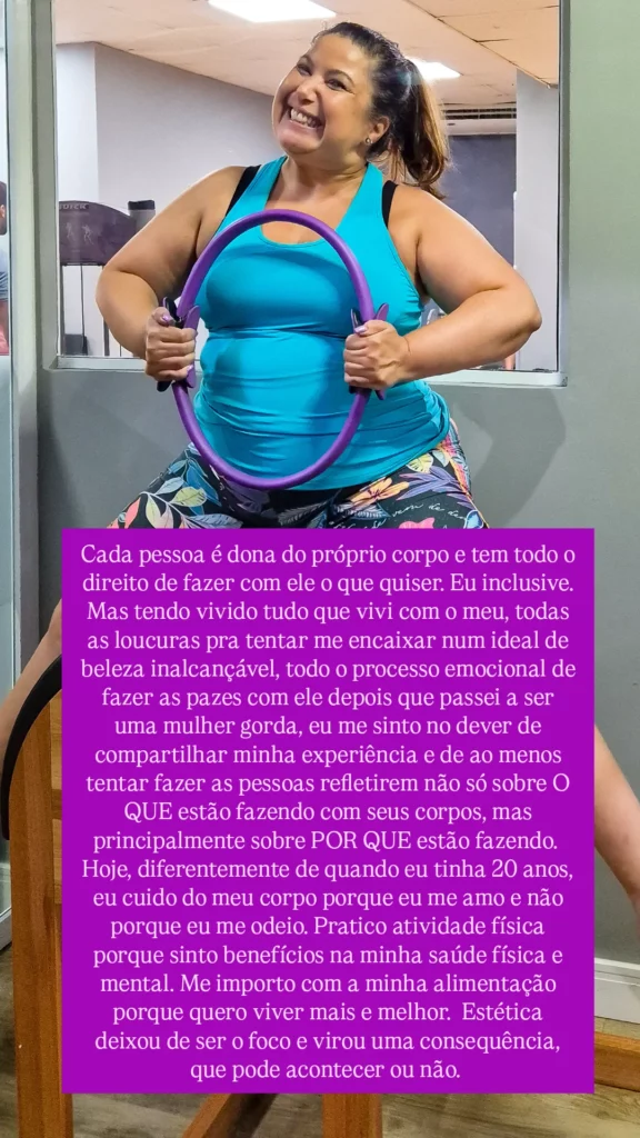 Mariana Xavier em academia segurando arco de pilates, sorrindo, com texto sobre aceitação do corpo sobreposto na imagem