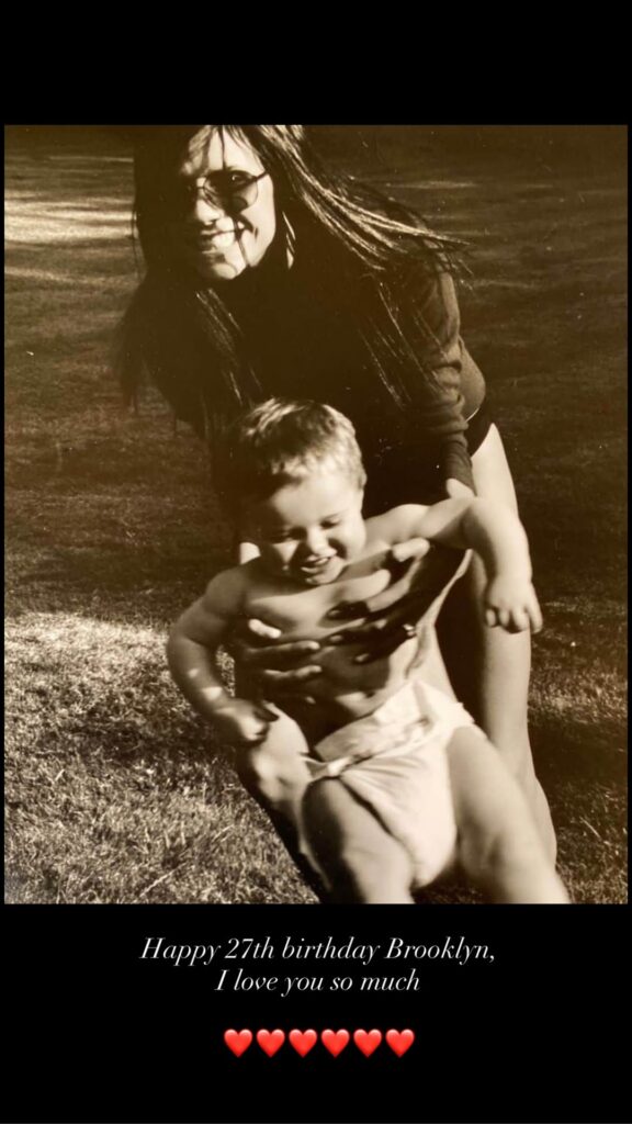 David e Victoria Beckham deixam recado a Brooklyn em meio à crise familiar 1 Victoria Beckham segura Brooklyn Beckham ainda bebê em foto antiga compartilhada em homenagem ao aniversário do filho