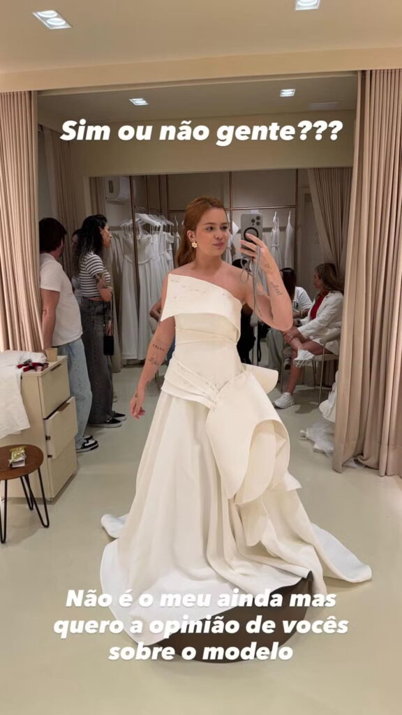 Viih Tube fotografa vestido de noiva no espelho e pergunta opinião dos seguidores