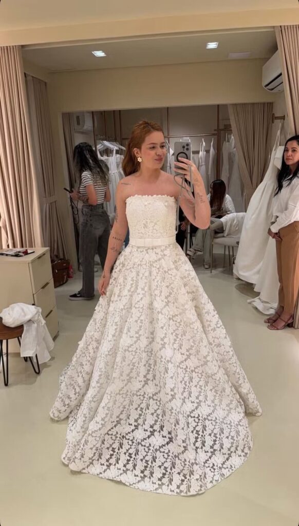 Viih Tube prova segundo vestido de noiva em renda com saia volumosa no ateliê