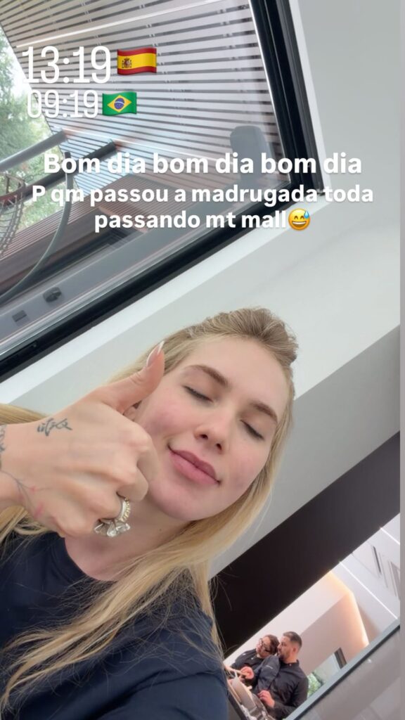 Virginia Fonseca surge abatida após madrugada difícil em Madri: 'Passei muito mal' 1 Virginia Fonseca aparece em selfie nos stories fazendo sinal de positivo após relatar que passou a madrugada passando mal durante viagem em Madri