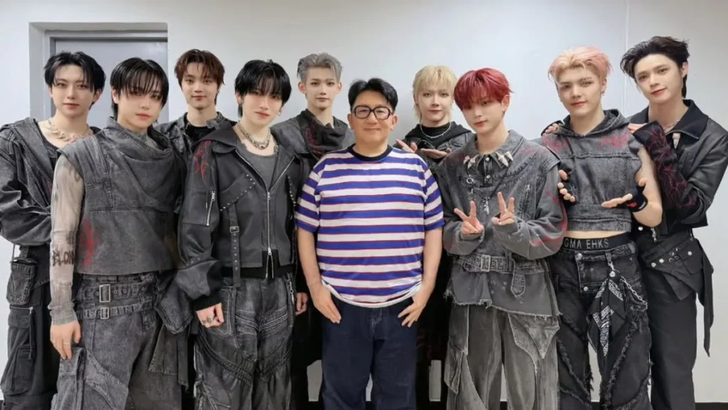 Bang Si-hyuk com BTS nos bastidores de um show do grupo.