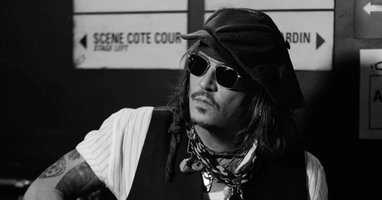 Johnny Depp impõe condição para vida amorosa após divórcio; entenda Johnny Depp em retrato em preto e branco usando chapéu, óculos escuros e acessórios durante campanha da Dior