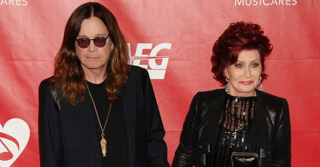 Sharon Osbourne coloca mansão com Ozzy à venda por US$ 17 mi; veja Sharon Osbourne e Ozzy Osbourne posam juntos em evento com fundo vermelho e traje formal