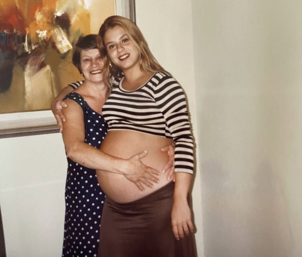 Foto de Poliana mais jovem, gravida de Zé Felipe.