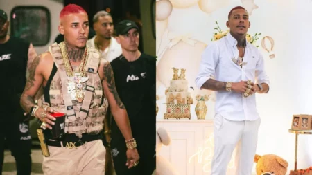 Poze do Rodo, homem com cabelo vermelho e tatuagens, usando colete e joias; ao lado, de branco em evento decorado com tema bebê