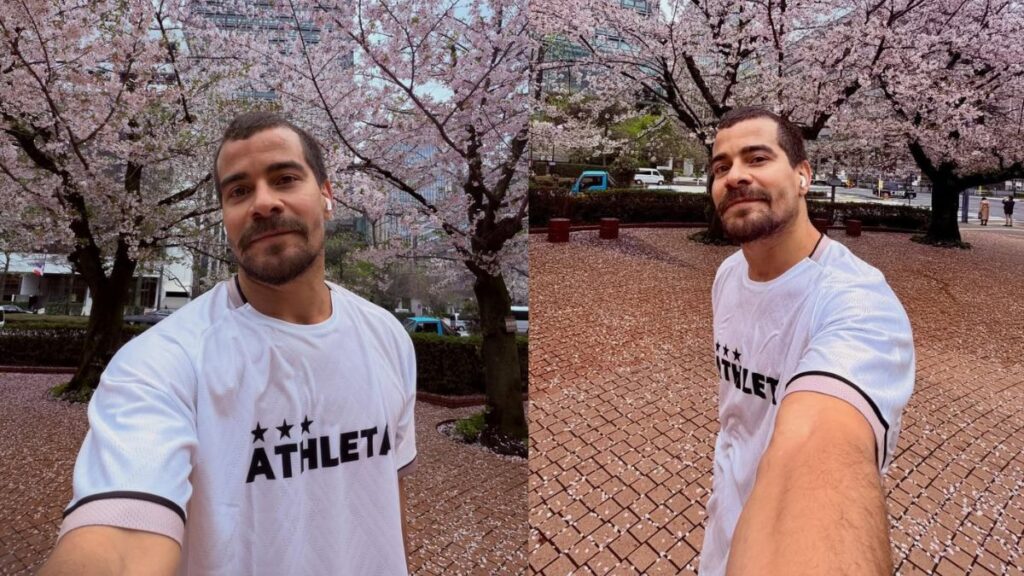 Thiago Martins posando em frente a sakuras no japão