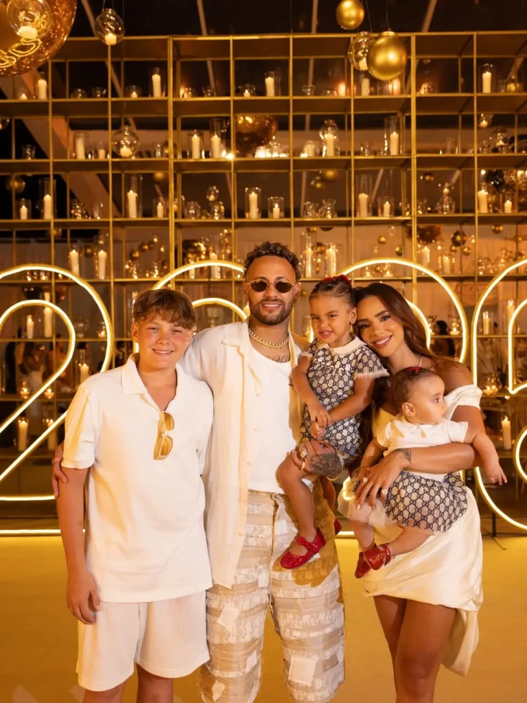 Neymar, com seus 3 filhos, Davi, Mel e Mavie