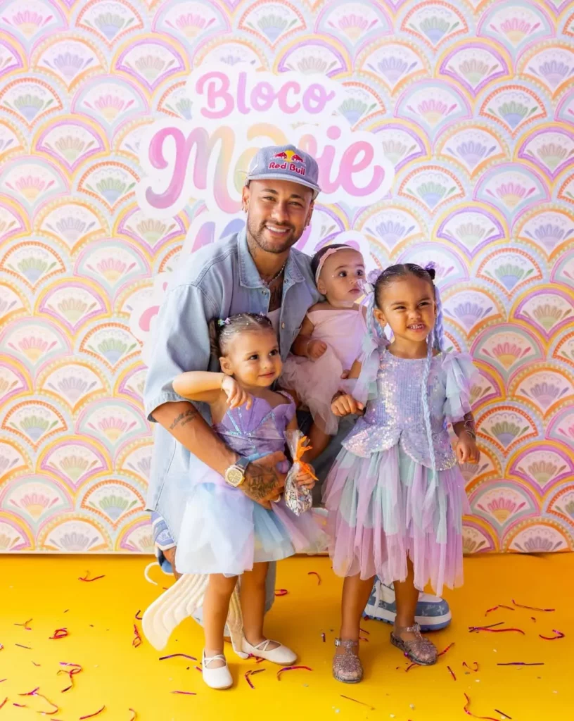 Foto de Neymar com as suas 3 filhas, duas do relacionamento com a Bruna, e outra, com o seu romance com Amanda;