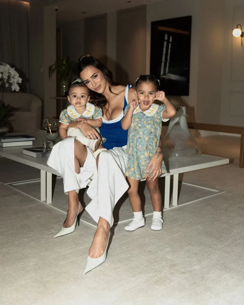 Foto da Bruna com as duas filhas de Neymar