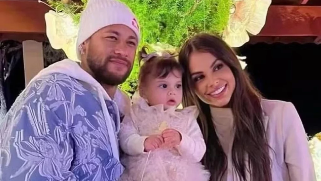Neymar posa ao lado de Amanda Kimberlly e da filha Helena em registro familiar publicado nas redes sociais