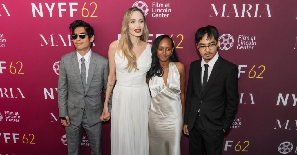 Angelina Jolie posa no tapete vermelho ao lado dos filhos Maddox, Pax e Zahara durante evento do filme Maria no NYFF