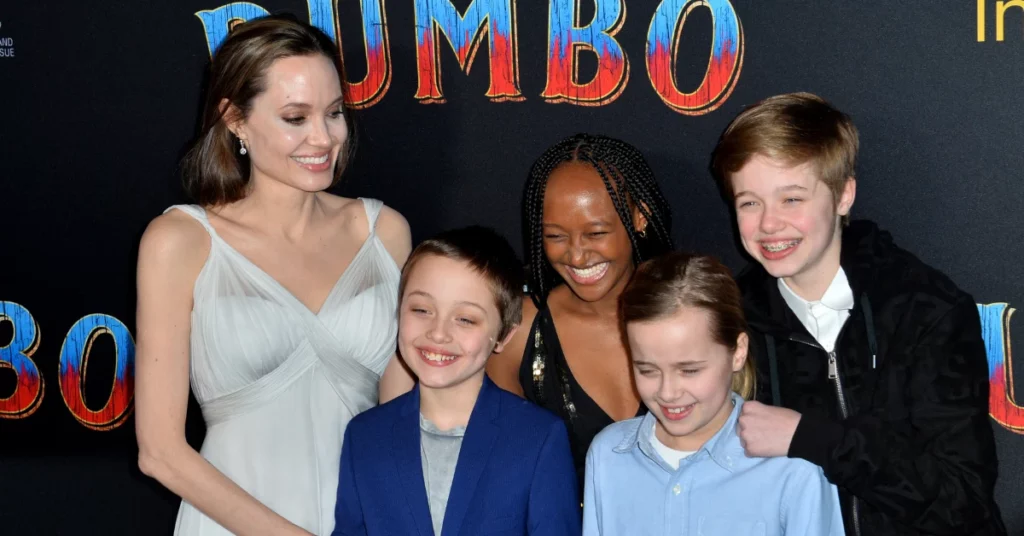 Angelina Jolie posa sorrindo ao lado dos filhos Shiloh, Knox, Vivienne e Zahara durante pré-estreia do filme Dumbo