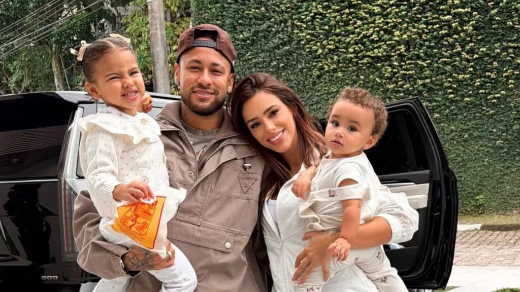 Bruna Biancardi, Gabriely e mais: esposas de jogadores se despedem às vésperas da Copa do Mundo Neymar, Bruna Biancardi e filhas posam em frente a carro preto em área externa.