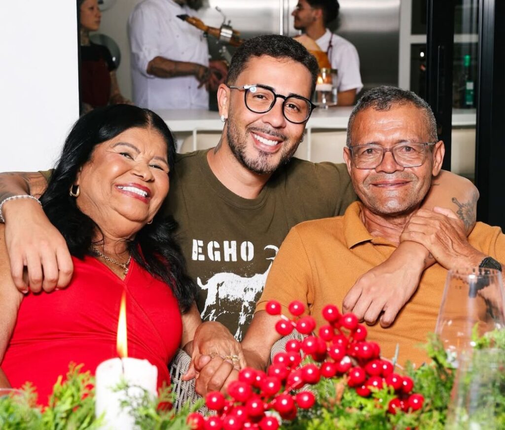 Quem é Carlinhos Maia? História, fortuna e fama 1 Carlinhos Maia com seus pais, Maria das Graças e Virgílio Maia em festa natalina.
