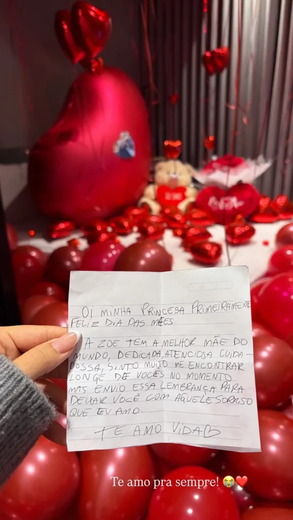 Carta escrita à mão por MC Ryan SP aparece em frente a balões vermelhos, bichinhos de pelúcia e decoração do Dia das Mães