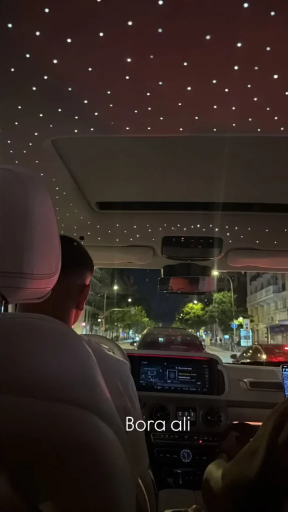 Éder Militão tem noite romântica com Tainá Castro durante convocação da Copa; veja 1 Interior de carro iluminado com teto estrelado durante passeio noturno de Éder Militão e Tainá Castro por Madri.