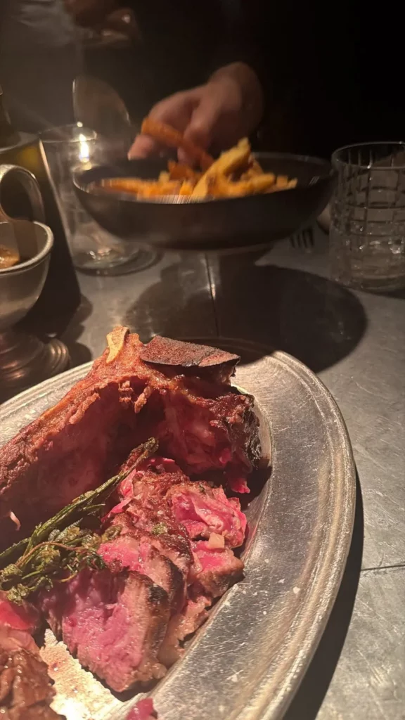 Éder Militão tem noite romântica com Tainá Castro durante convocação da Copa; veja 2 Prato de carne servido durante jantar romântico de Éder Militão e Tainá Castro em restaurante na Espanha.