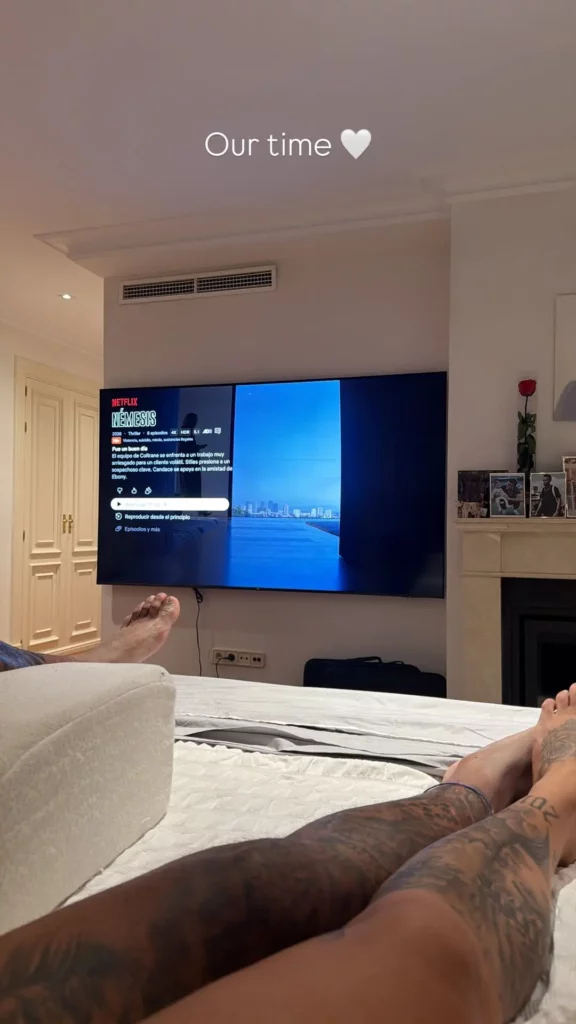 Éder Militão tem noite romântica com Tainá Castro durante convocação da Copa; veja 5 Éder Militão e Tainá Castro relaxam assistindo série na televisão após encontro romântico em casa.