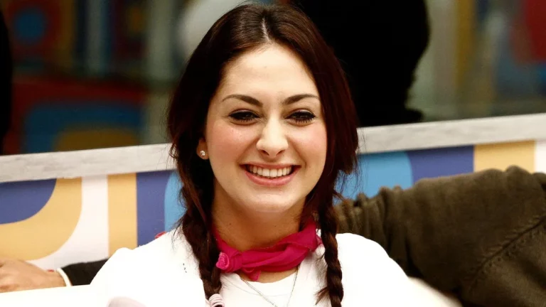 Ex BBB Francine sorrindo durante sua participação no Big Brother Brasil, com cabelos escuros trançados e expressão alegre dentro da casa do reality show.