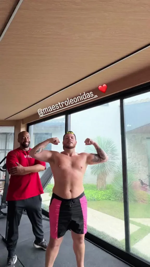 Ferrugem surge sem camisa após perder 45 kg e transformação impressiona fãs; veja 1 Ferrugem posa sem camisa durante treino e flexiona os braços em academia ao lado do personal trainer.