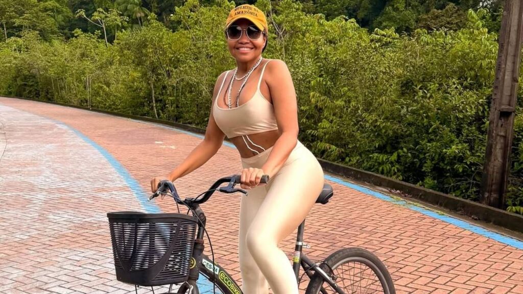 Gaby Amarantos antes e depois: veja a transformação 4 Gaby Amarantos com roupas de ginástica segurando uma bicicleta