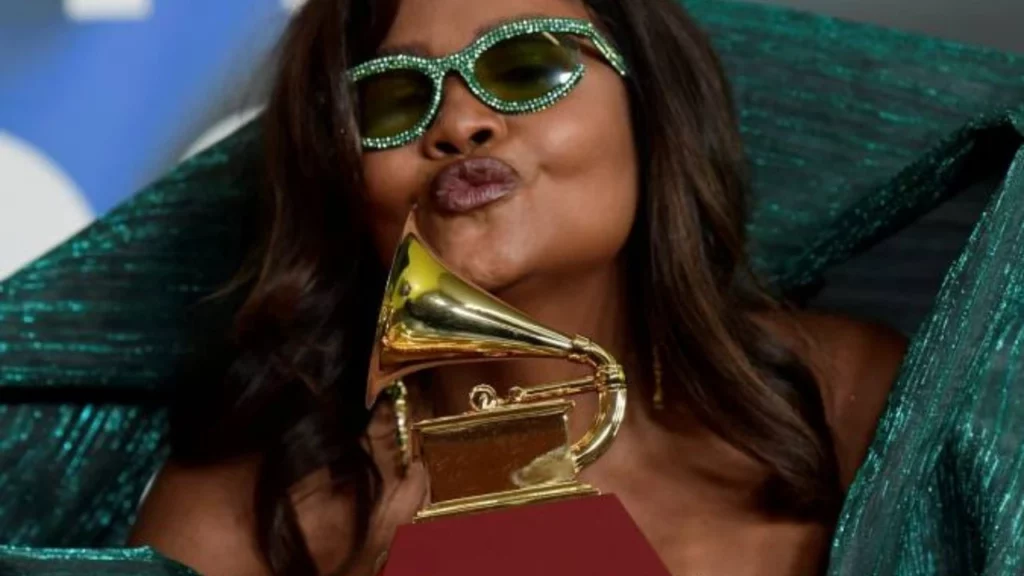 Gaby Amarantos antes e depois: veja a transformação 5 Gaby Amarantos sorrindo e segurando seu troféu do Grammy Latino