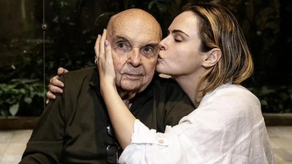 Quem é o pai de Ana Paula Renault, ela beija o pai no rosto em registro familiar.