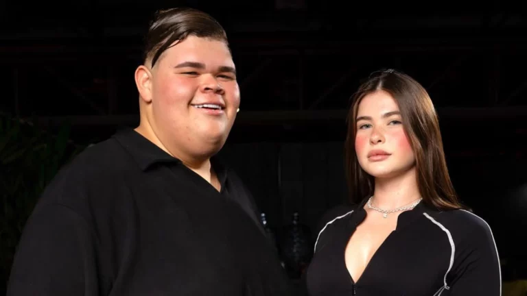 Gordão da XJ diverte web ao mostrar treino com noiva; assista Gordão da XJ posa ao lado da noiva Nicolle Caroline durante evento