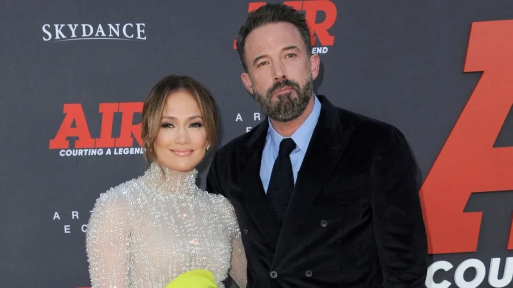 Jennifer Lopez e Ben Affleck posam juntos em evento