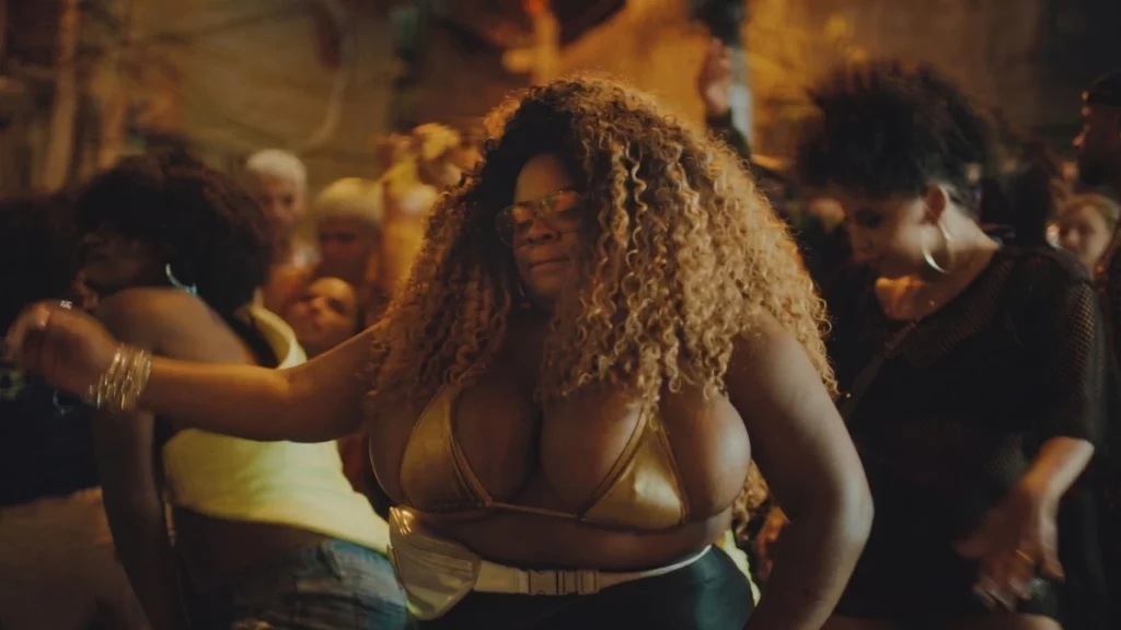 Jojo Todynho dança em cena do clipe Vai Malandra, de Anitta.