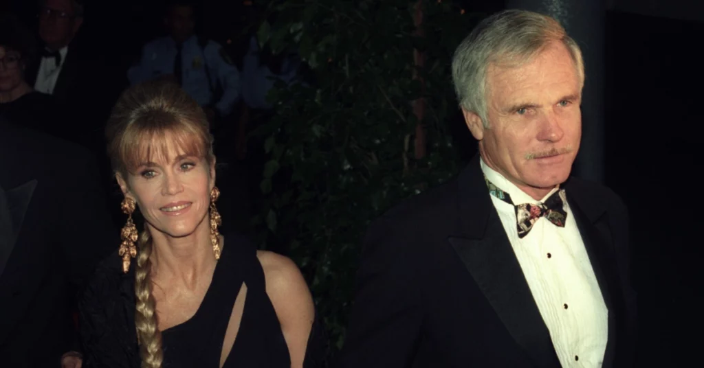 Morre Ted Turner, fundador da CNN e ex-marido de Jane Fonda Ted Turner e Jane Fonda aparecem juntos em evento formal, com trajes de gala, durante o período em que foram casados