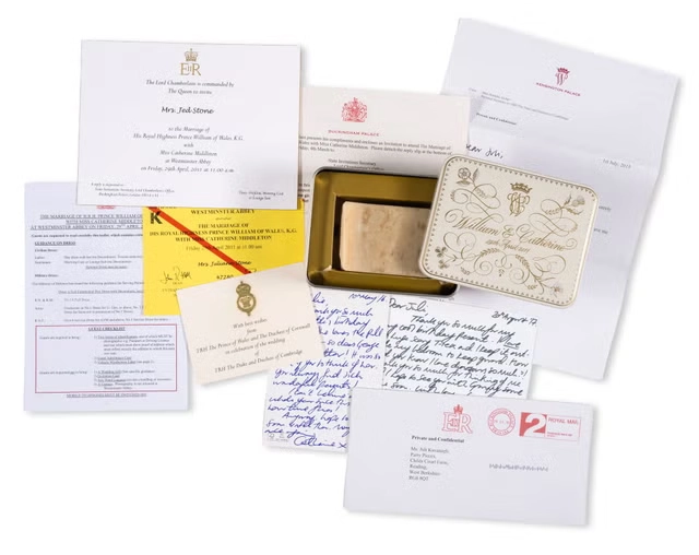 Lote com fatia do bolo, lata comemorativa, convite, envelopes e cartões ligados ao casamento de William e Kate