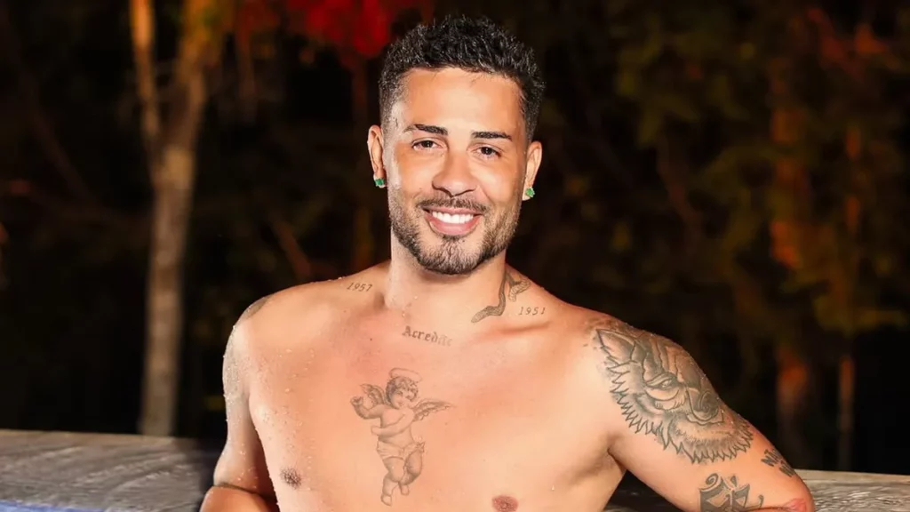 Quem é Carlinhos Maia? História, fortuna e fama Foto de carlinhos maia na piscina