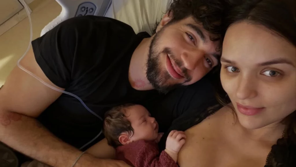 Rafa Kalimann aparece ao lado de Nattan e da filha recém-nascida Zuza durante momento íntimo após o parto.