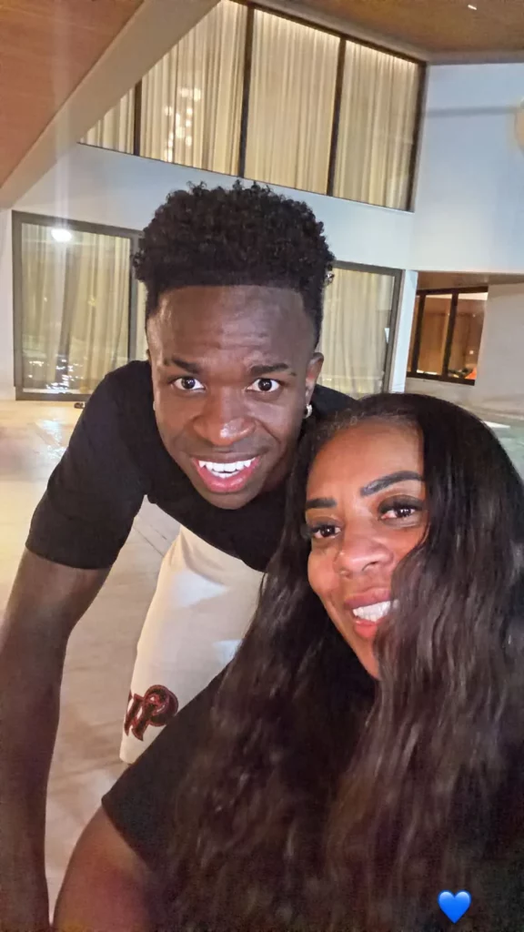 Vini Jr surge com a mãe em noite que reúne Virginia e Zé Felipe 1 Vini Jr posa sorrindo ao lado da mãe, Fernanda Cristina, em registro noturno publicado nas redes sociais
