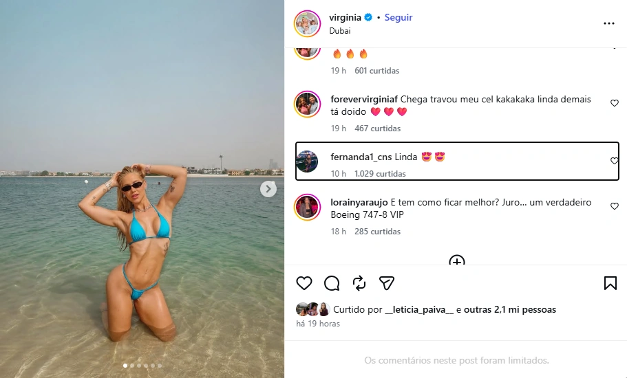 Mãe de Vini Jr. tem atitude inesperada com Virginia após polêmica; veja 1 Captura de tela mostra Virginia Fonseca posando de biquíni azul no mar em Dubai enquanto comentário da mãe de Vini Jr. aparece destacado em publicação no Instagram.