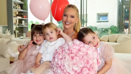 Quem são os filhos da Virginia Fonseca? Idades e curiosidades Virginia Fonseca filhos reunidos em momento em família ao lado da influenciadora em ambiente decorado com flores e balões