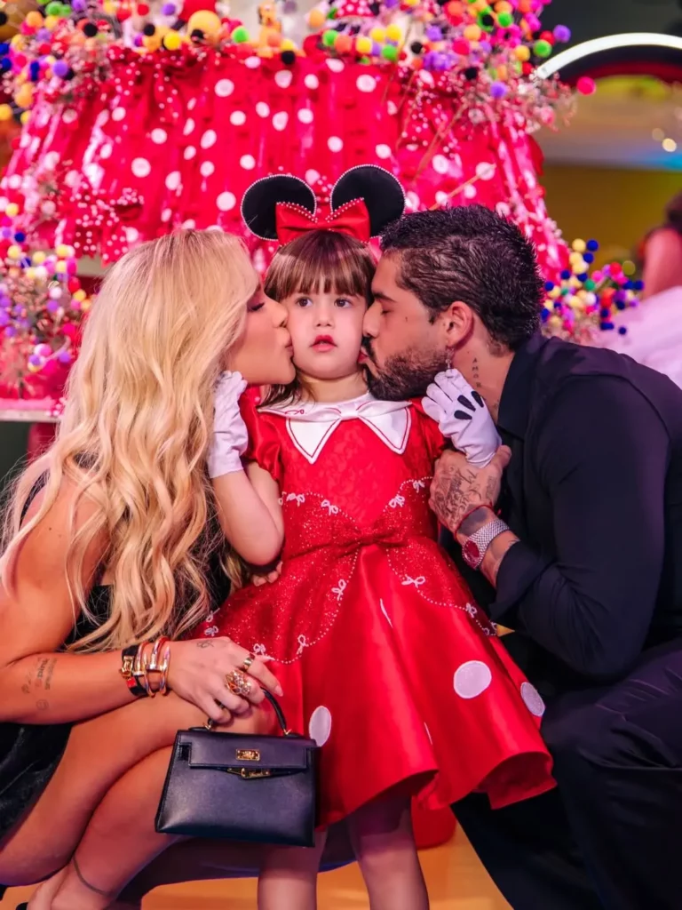 Poliana Rocha faz pedido espiritual por Zé Felipe às vésperas de 'aniversário' do divórcio 7 Virginia Fonseca e Zé Felipe beijam Maria Alice no rosto durante momento em família na festa de aniversário da filha.
