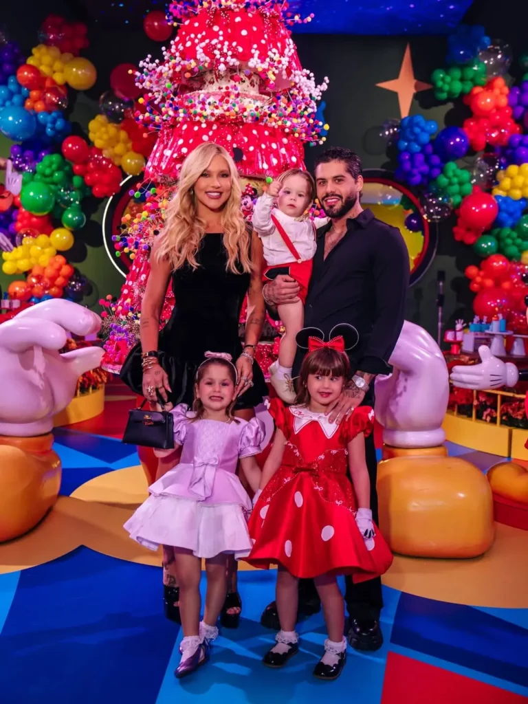 Poliana Rocha faz pedido espiritual por Zé Felipe às vésperas de 'aniversário' do divórcio 10 Virginia Fonseca e Zé Felipe posam com os filhos em frente à decoração colorida da festa de aniversário de Maria Alice.