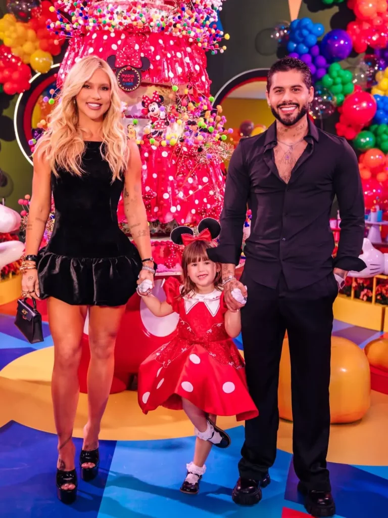 Poliana Rocha faz pedido espiritual por Zé Felipe às vésperas de 'aniversário' do divórcio 9 Virginia Fonseca e Zé Felipe aparecem sorrindo ao lado de Maria Alice durante a comemoração de aniversário da filha em Goiânia.