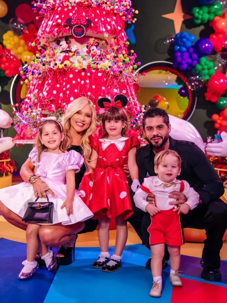 Poliana Rocha faz pedido espiritual por Zé Felipe às vésperas de 'aniversário' do divórcio 8 Virginia Fonseca e Zé Felipe posam com os três filhos durante a festa temática de Maria Alice, decorada com referências da Minnie Mouse.
