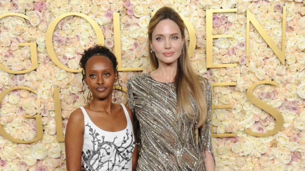 Zahara Jolie posa ao lado de Angelina Jolie durante evento no tapete vermelho dp Golden Globes
