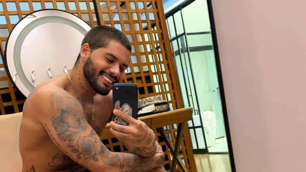 Zé Felipe aparece sorrindo em selfie no espelho