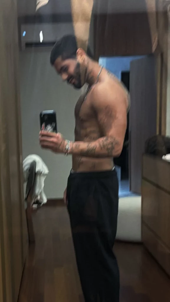 Zé Felipe surpreende em foto sem camisa após seguir atriz nas redes sociais 1 Zé Felipe aparece sem camisa em selfie no espelho usando calça preta enquanto posa em um cômodo da casa.