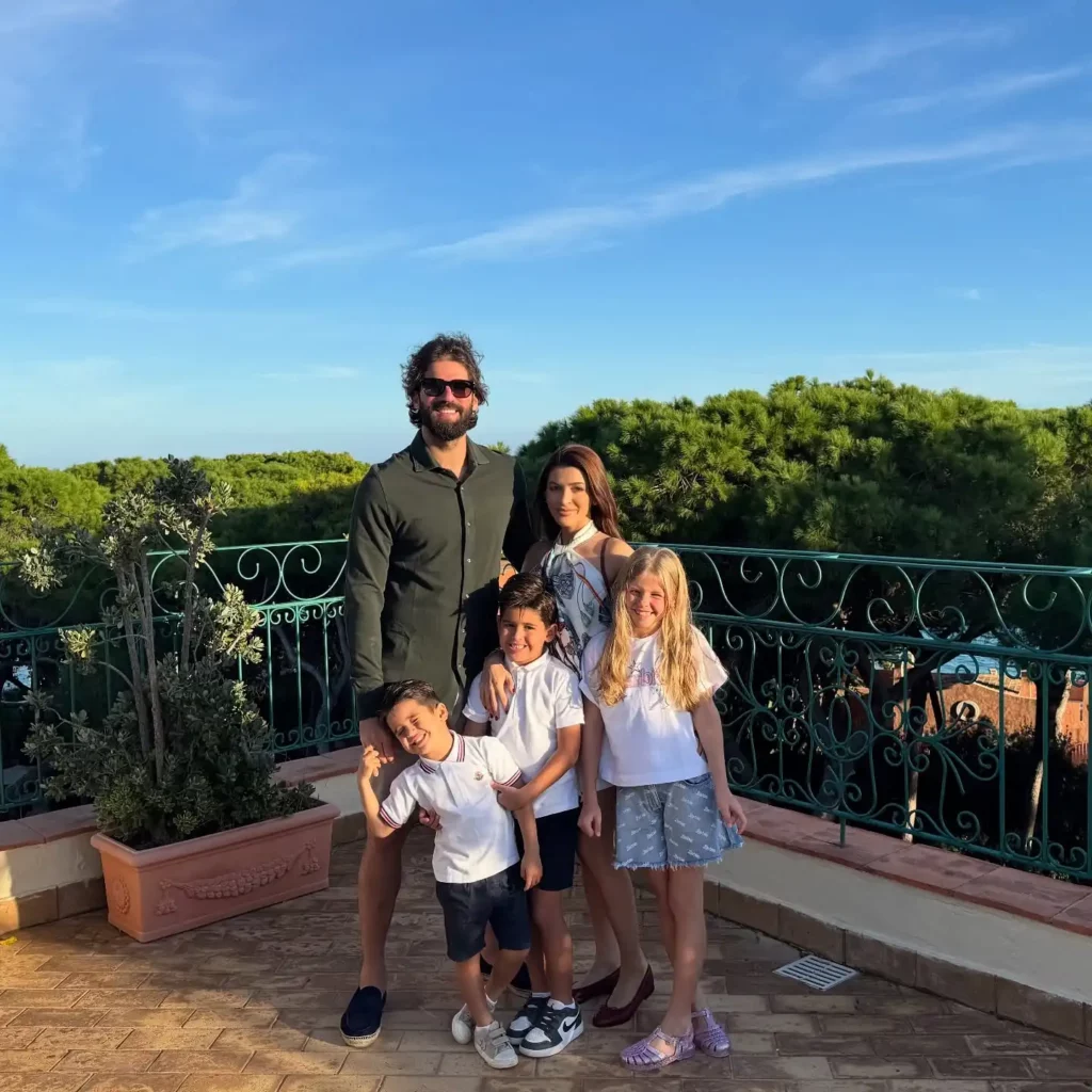 Esposa de Alisson Becker celebra 11 anos de união na Copa: 'Para sempre tua' 8 Alisson Becker aparece ao lado de Natália Becker e dos três filhos em registros familiares, incluindo comemoração de aniversário, viagem e momento com uniforme da Seleção Brasileira