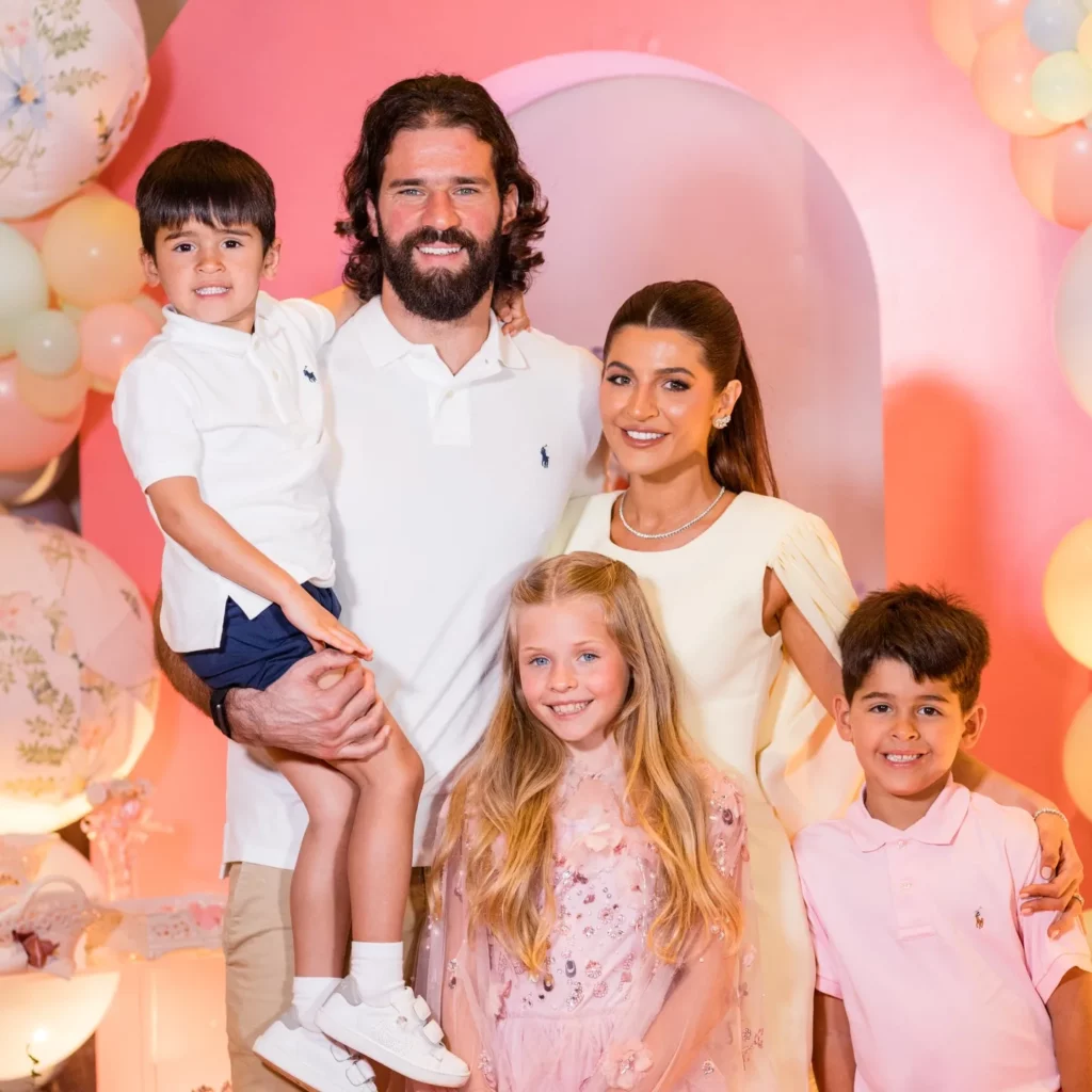Esposa de Alisson Becker celebra 11 anos de união na Copa: 'Para sempre tua' 7 Alisson Becker aparece ao lado de Natália Becker e dos três filhos em registros familiares, incluindo comemoração de aniversário, viagem e momento com uniforme da Seleção Brasileira