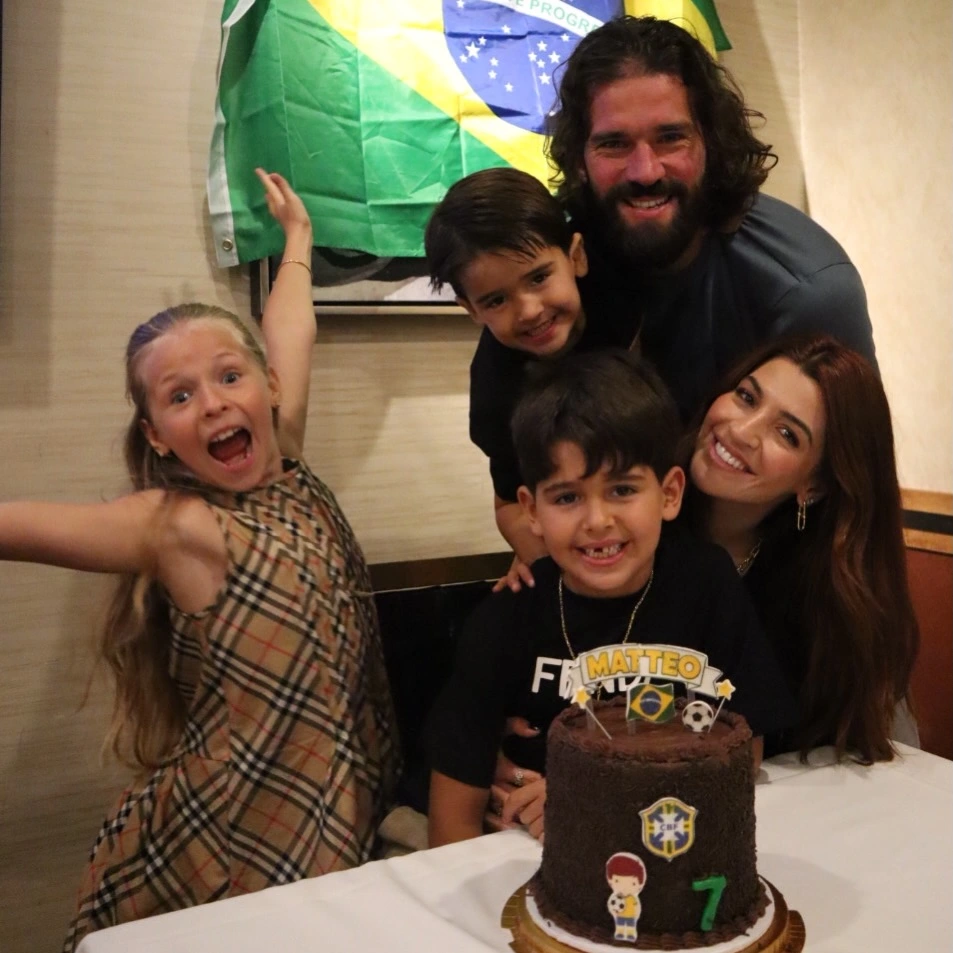 Esposa de Alisson Becker celebra 11 anos de união na Copa: 'Para sempre tua' 9 Alisson Becker aparece ao lado de Natália Becker e dos três filhos em registros familiares, incluindo comemoração de aniversário, viagem e momento com uniforme da Seleção Brasileira
